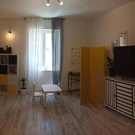 Novoureden Komforni Stan Od 90 M2 S Dvoristem Apartamento Šibenik Exterior foto