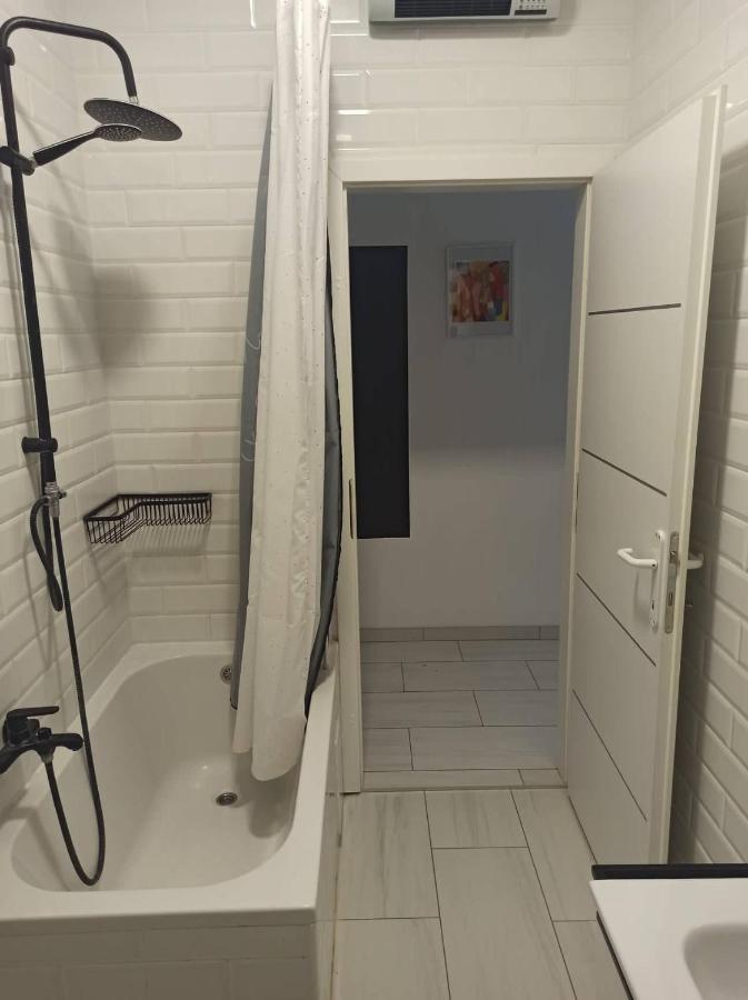 Novoureden Komforni Stan Od 90 M2 S Dvoristem Apartamento Šibenik Exterior foto