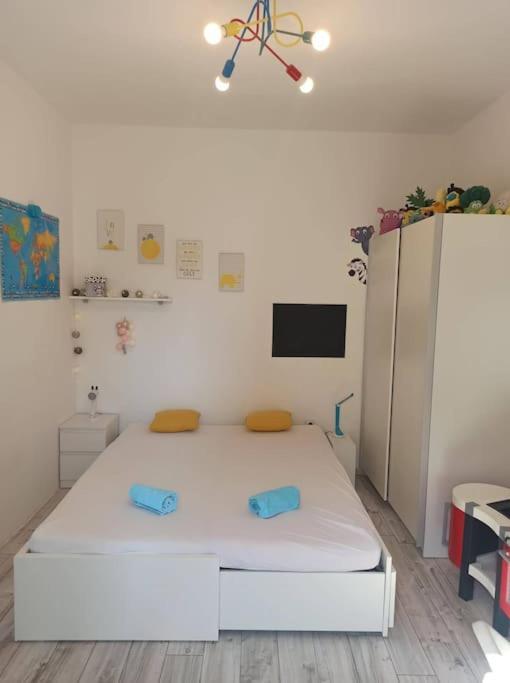 Novoureden Komforni Stan Od 90 M2 S Dvoristem Apartamento Šibenik Quarto foto
