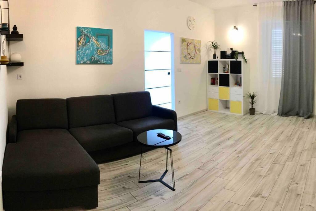 Novoureden Komforni Stan Od 90 M2 S Dvoristem Apartamento Šibenik Quarto foto
