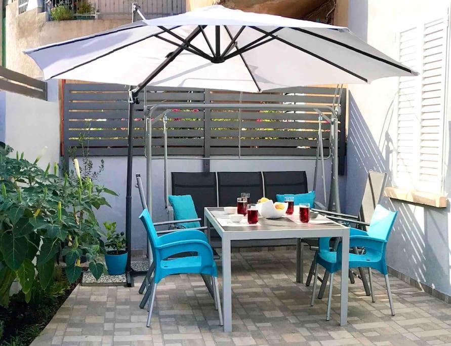 Novoureden Komforni Stan Od 90 M2 S Dvoristem Apartamento Šibenik Quarto foto